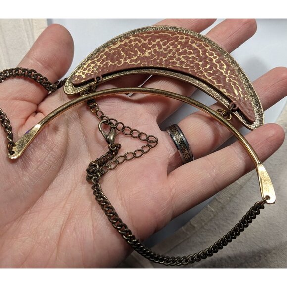 Brutalist Distressed Gold Tone And Brown Statement Necklace - Picture 6 of 8